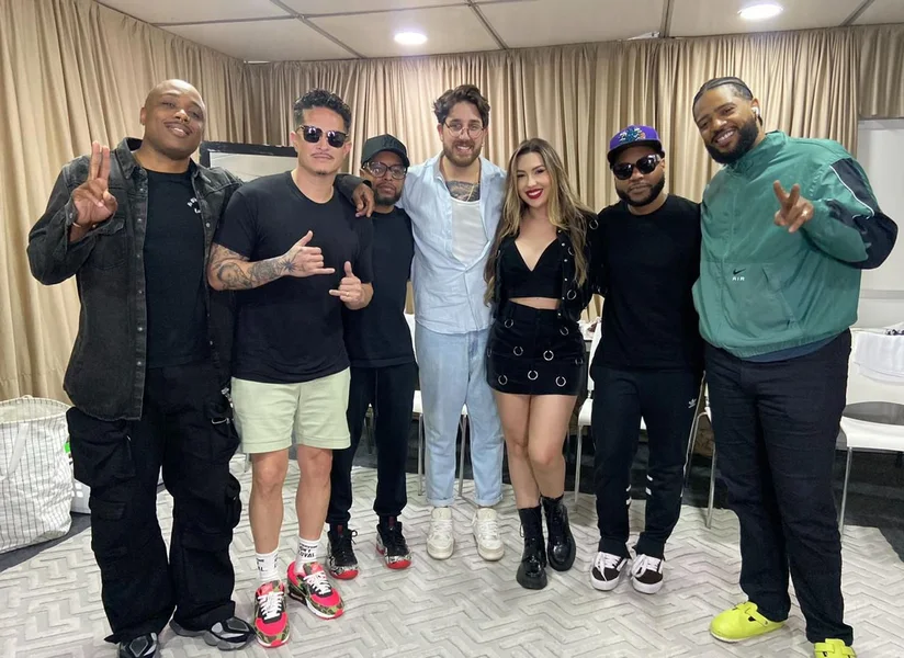 André Padilha ao lado da equipe de Bruno Mars.