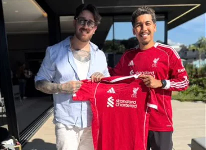 André Padilha ao lado do jogador Firmino.
